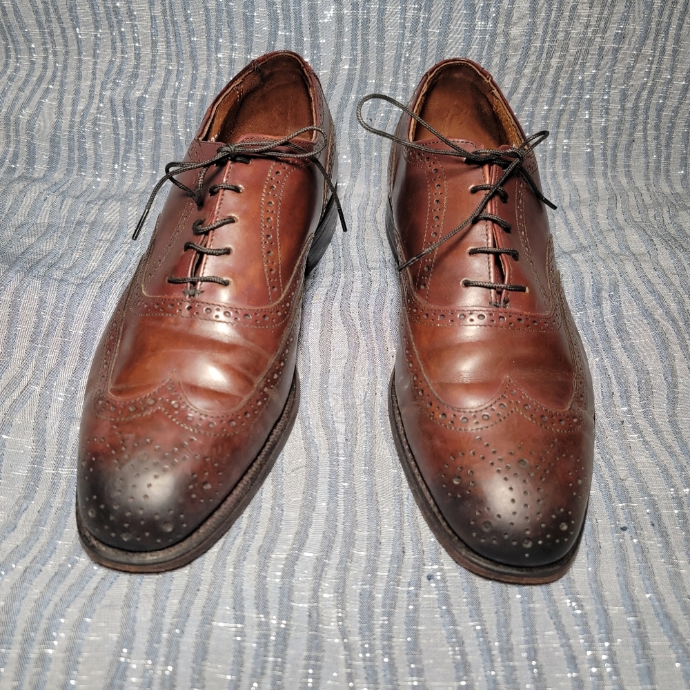 Men's Bostonian 9.5 leather oxfords with darker tips on great condition stunning